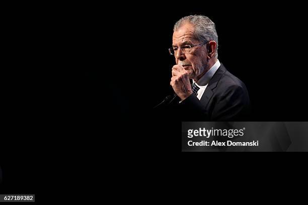 Independent presidential candidate Alexander van der Bellen speaks to supporters at his final election campaign rally on December 2, 2016 in Vienna,...