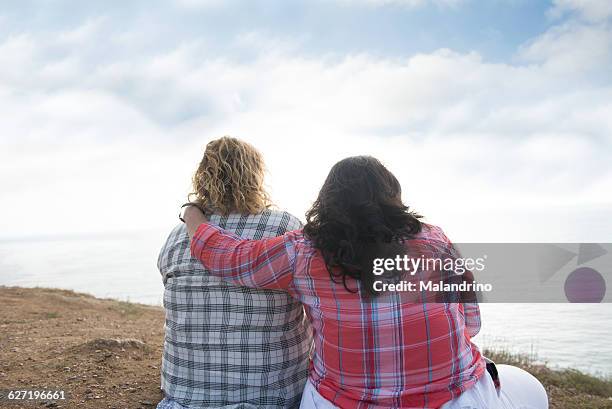 lesbian couple - fat lesbian stockfoto's en -beelden