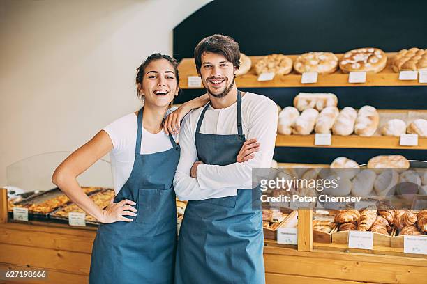 heureux dans la boulangerie - boulangerie industrielle photos et images de collection