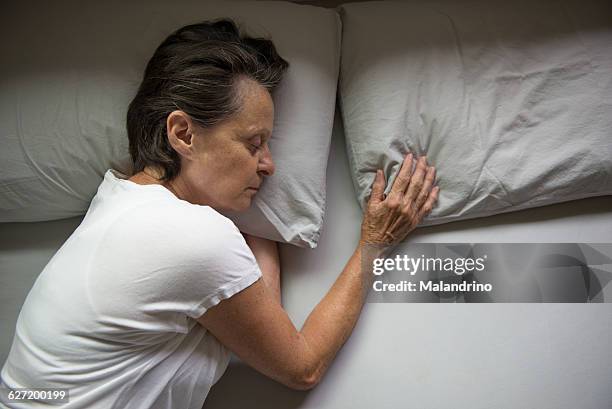old woman sleeping - acostado de lado fotografías e imágenes de stock