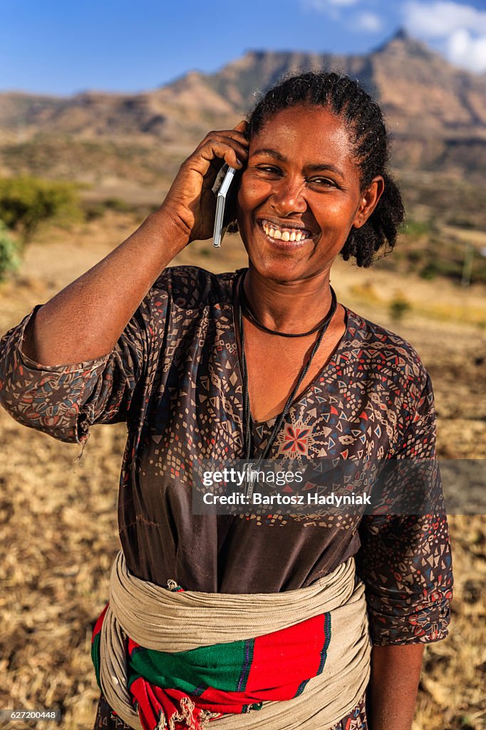 Africaine femme se servant de téléphone portable, village près de Lalibela, Ethiopie