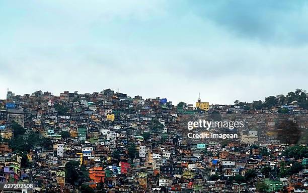 slackline de la favela rocinha - bidonville photos et images de collection