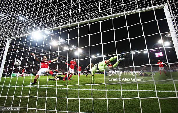 Arjen Robben of Bayern Munich scores a goal past Jonas Loessl of FSV Mainz 05 during the Bundesliga match between 1. FSV Mainz 05 and Bayern Muenchen...