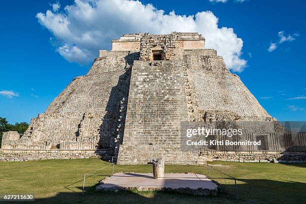 uxmal pyramid in yucatan peninsula, mexico - uxmal fotografías e imágenes de stock