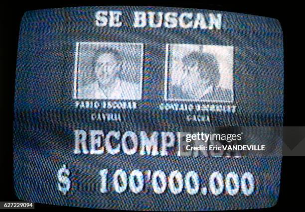 Avis de recherche à la télévision colombienne concernant les deux caïds du cartel de Medellin Pablo Escobar et José Gonzalo Rodriguez Gacha alias 'Le...