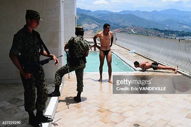 Militaires colombiens occupant le luxueux immeuble 'Monaco' appartenant au leader du cartel de Medellin Pablo Escobar situé dans le quartier...
