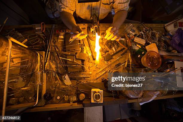 soprador de vidro fazendo tochas - glass blowing - fotografias e filmes do acervo