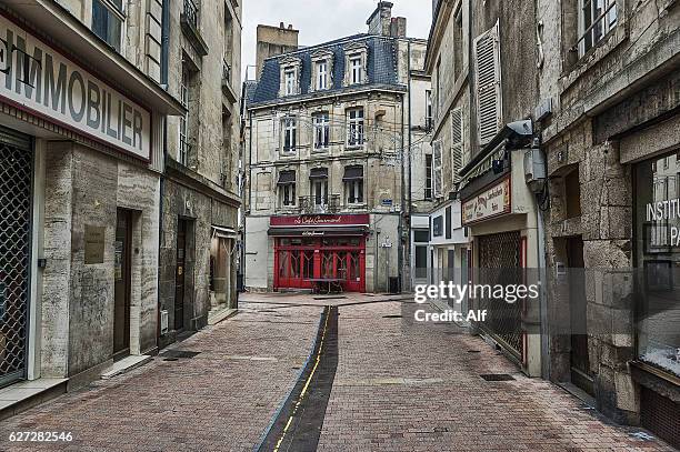 medieval buildings on rue des vieilles boucheries, poitiers, - poitiers photos et images de collection