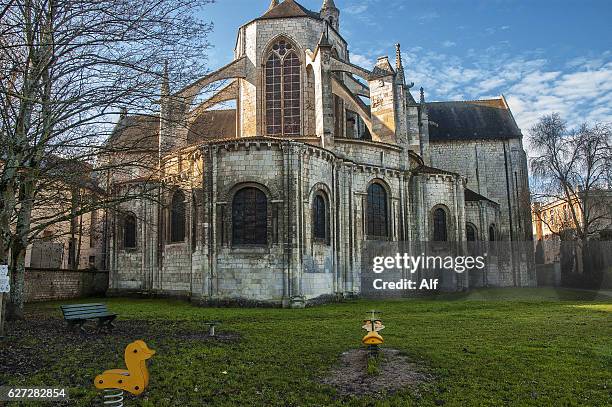 church of saint-jean de montierneuf in poitiers - flying buttress foto e immagini stock