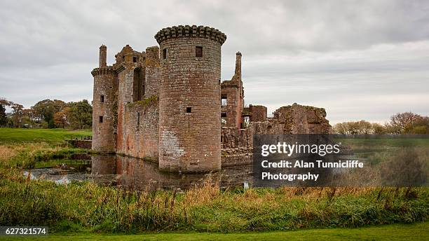 caerlaverock castle - dumfries photos et images de collection