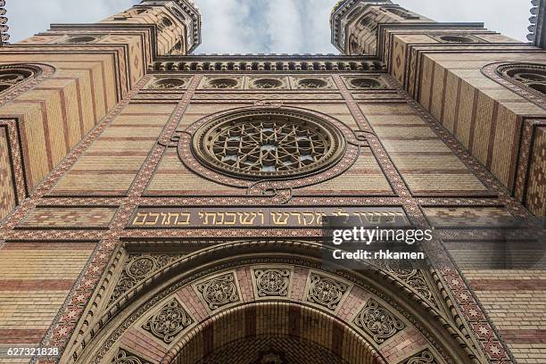 budapest, hungary. great synagogue on dohany street. - temple building bildbanksfoton och bilder