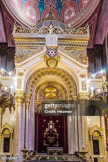 budapest, hungary. great synagogue on dohany street. - grote-synagoge-boedapest stockfoto's en -beelden