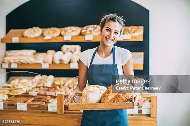 schöne junge bäcker - bäckerin stock-fotos und bilder