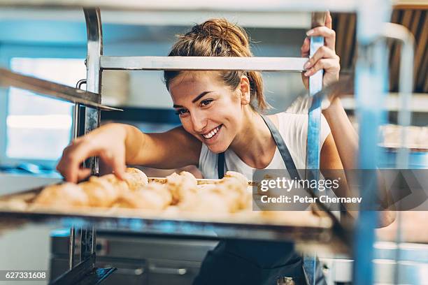 überprüfung der frisch gebackenen croissants - bäcker stock-fotos und bilder