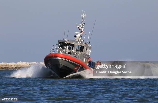 law enforcement patrol boat, cleveland, ohio, usa - 救命ボート ストックフォトと画像