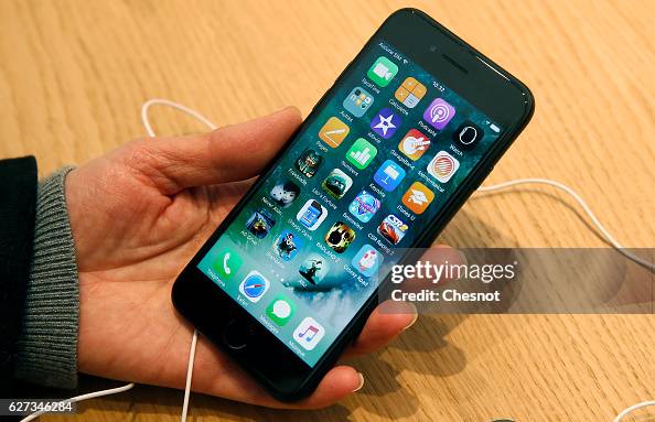 Apple Store Saint Germain Opens To Public In Paris Apple Store Saint Germain Opens To Public In Paris