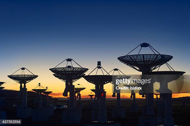 夕日の展望台アンテナ - satellite ストックフォトと画像