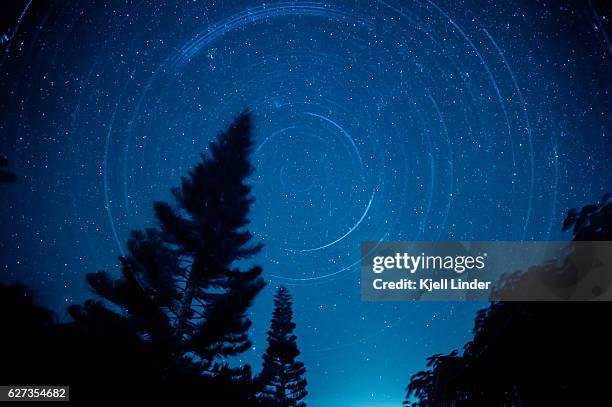 spinning night sky over hawaii - big bang beauty stock-fotos und bilder