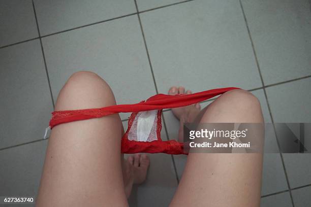 modern menstruation - tampon menstruation stock-fotos und bilder