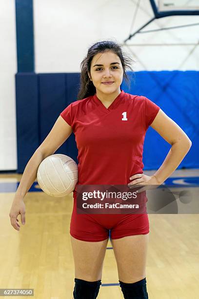 high-school-volleyballer posiert mit volleyball - sports jersey stock-fotos und bilder