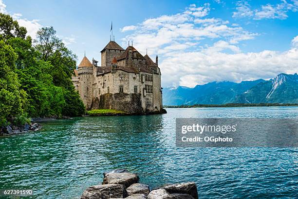 castillo de chillon sobre la costa del lago ginebra, suiza - ogphoto fotografías e imágenes de stock