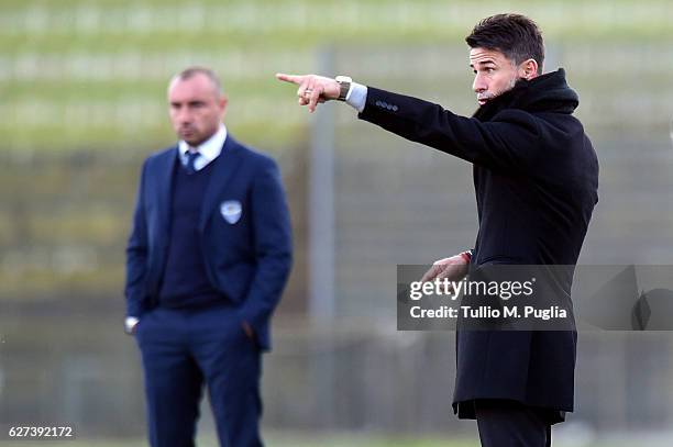 Head coach Benito Carbone of Ternana issues instructions during the Serie B match between Ternana Calcio and Brescia Calcio at Stadio Libero Liberati...