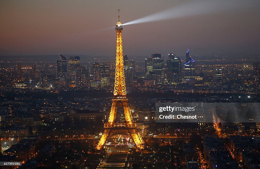 Paris By Night : Illustration