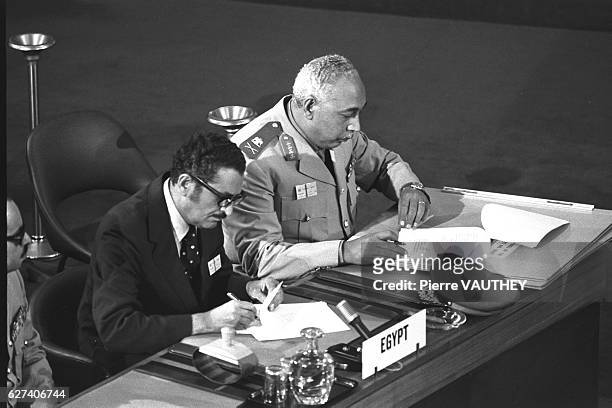 Le Général égyptien Taha El-Magdoub signe l'accord israëlo-égyptien. Genève, le 4 septembre 1975.