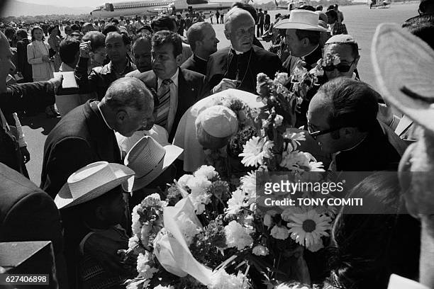 Arrival of Pope John Paul II at the airport of Puebla. | Location: Puebla, Mexico.