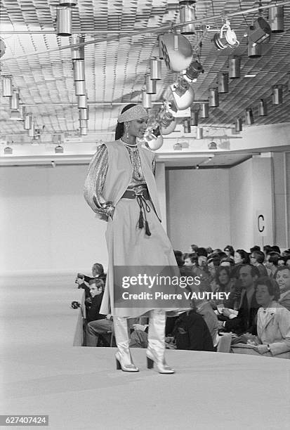 Yves Saint Laurent Collection 1977 Photos and Premium High Res Pictures ...