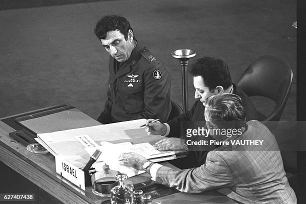 Le futur ambassadeur israëlien à Paris : Mordechai Gazit signe l'accord israëlo-égyptien. Genève, le 4 septembre 1975.