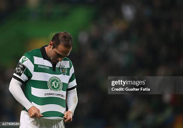 Sporting CP's midfielder Bruno Cesar from Brazil dedicates his goal to the memory of the brazilian team Chapecoense victims after scoring a goal in...