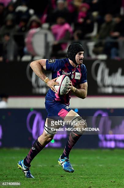 Stade Francais Paris' Australian lock Hugh Pyle runs with the ball during the French Top 14 rugby union match between Stade Français and Bayonne at...