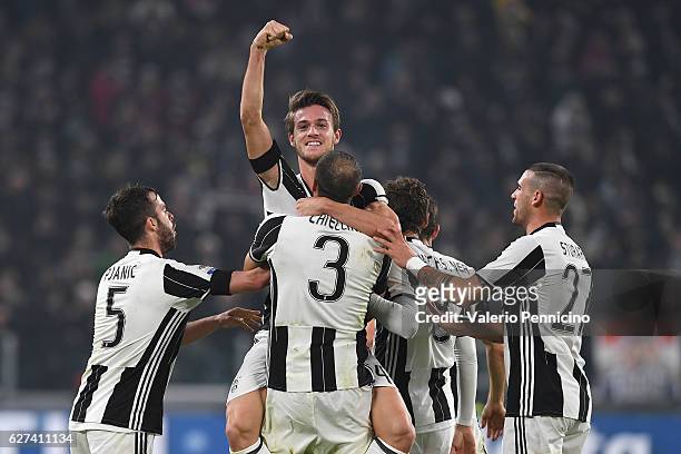 Daniele Rugani of Juventus FC celebrates a goal with team mates during the Serie A match between Juventus FC and Atalanta BC at Juventus Stadium on...