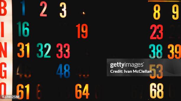 neon bingo numbers on light up board - sorte imagens e fotografias de stock