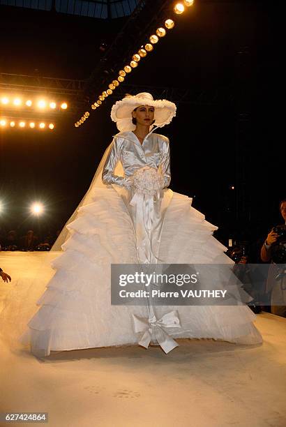 French fashion model Ines de la Fressange models the latest haute couture women's line by French fashion house Chanel at the 1987 Spring-Summer...