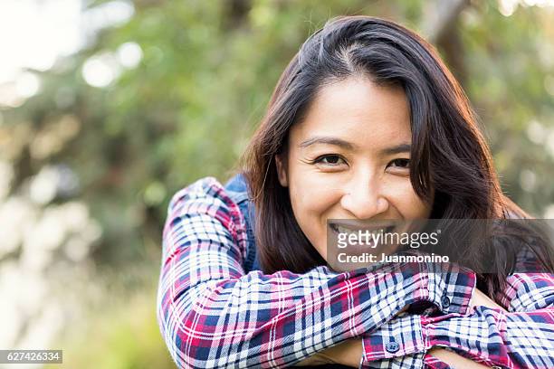 カメラを見て笑顔のアジアの女性 - vietnamese culture ストックフォトと画像