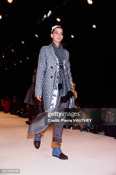 Japanese designer Yohji Yamamoto shows his 1985-1986 fall-winter women's ready-to-wear line in Paris. The model is wearing a layered outfit, topped...