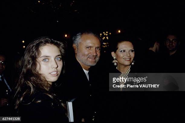 Le couturier Gianni Versace avec Claudia Cardinale et sa fille.