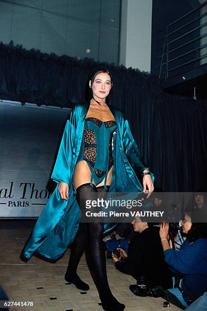 Italian fashion model Carla Bruni models the latest ready-to-wear women's line by Chantal Thomas at the 1987-1988 Fall-Winter fashion show in Paris....