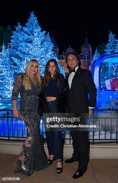 Lady Monika Del Campo Bacardi of Bayfield Hall, her daughter Maria Luisa and David Kane pose at Monte Carlo Casino square as they are going to attend...
