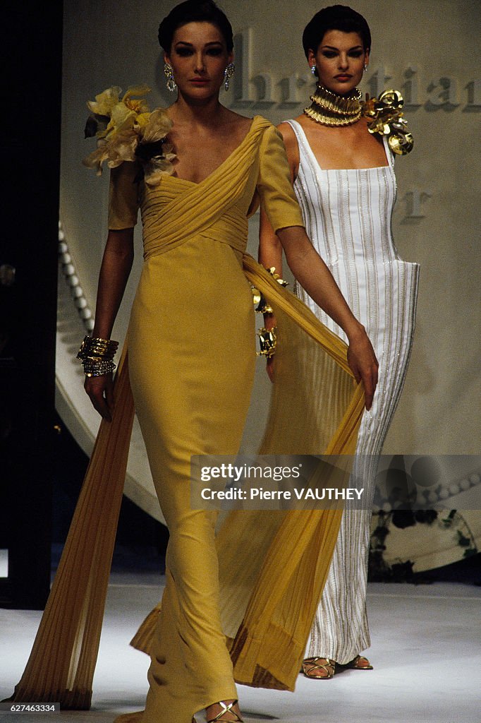 Supermodels Carla Bruni and Linda Evangelista wear elegant haute ...