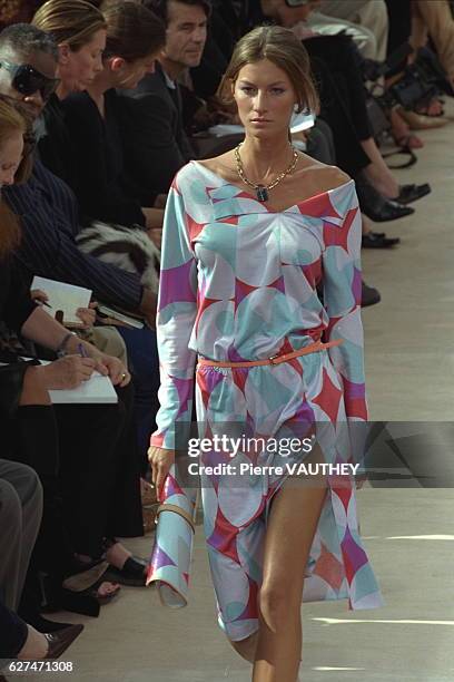 On the runway during the Louis Vuitton by Marc Jacobs fall 1999 ready  Photo d'actualité - Getty Images