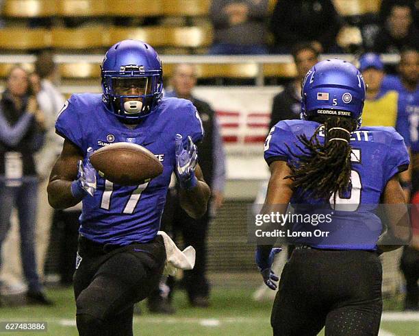 Running back Glenn Smith of the Georgia State Panthers receives the ball on a double reverse during second half action against the Idaho Vandals on...