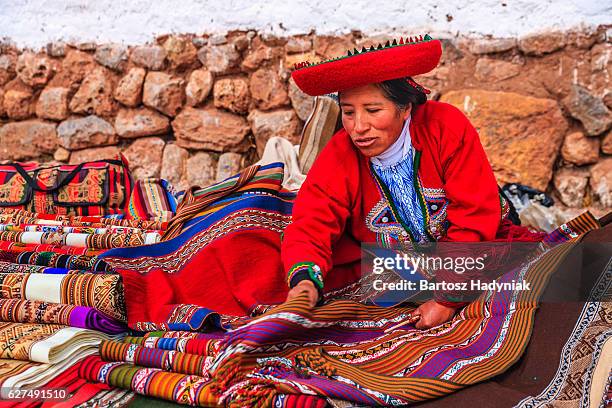 peruvian woman selling souvenirs at inca ruins, sacred valley, peru - inca stockfoto's en -beelden