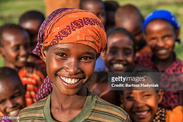 feliz grupo de niños de áfrica y áfrica oriental - africano fotografías e imágenes de stock