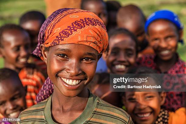 feliz grupo de crianças africanas, no leste da áfrica - developing countries - fotografias e filmes do acervo