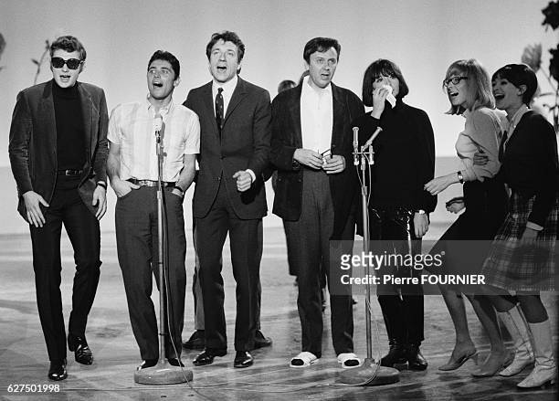 Johnny Hallyday, Sacha Distel, Jean-Pierre Cassel, Maurice Biraud and Juliette Greco perform during television show "Sacha Show".
