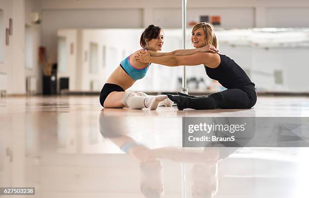 bailarinas felices que se estiran juntas en un estudio de danza. - pole dance fotografías e imágenes de stock