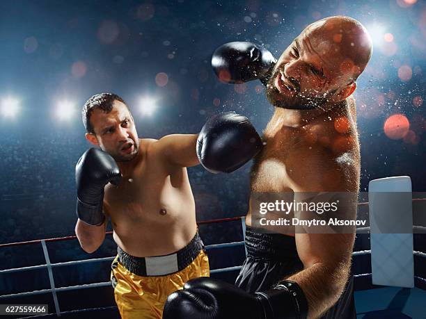 boxe: coup de poing extrêmement puissant - fighting ring stock photos et images de collection